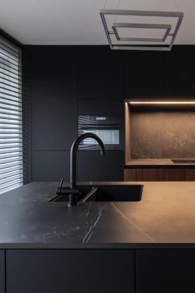 Moderne zwarte keuken 