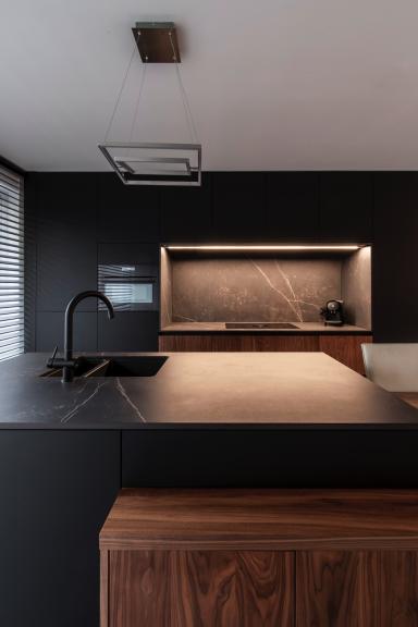 Moderne zwarte keuken 