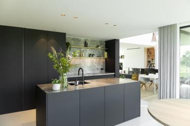 Zwarte fenix laminaat keuken met marmeren blad 