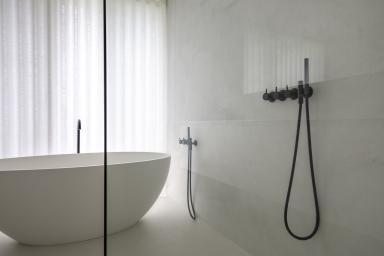 Witte badkamer, vrijstaand bad 